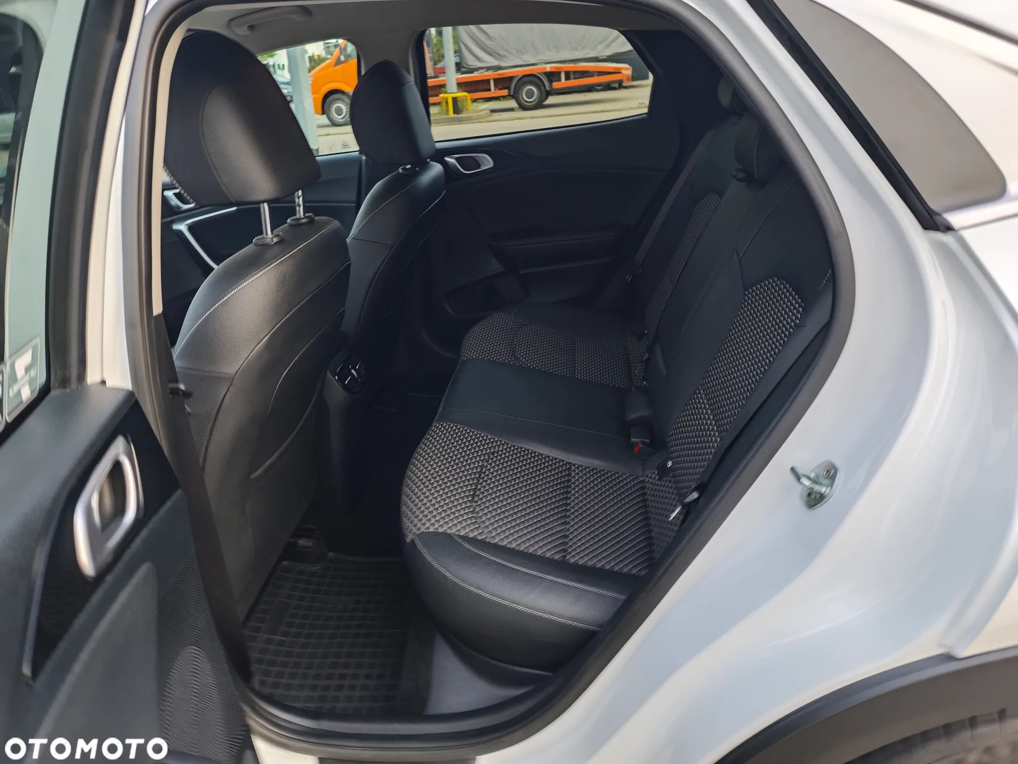 Kia XCeed 1.5 T-GDI Business Line DCT - 16