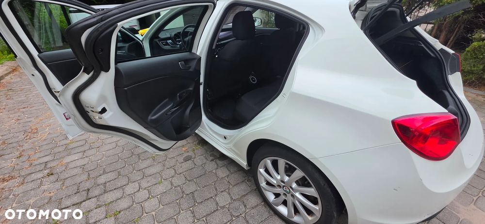 Alfa Romeo Giulietta 2012 photo 2