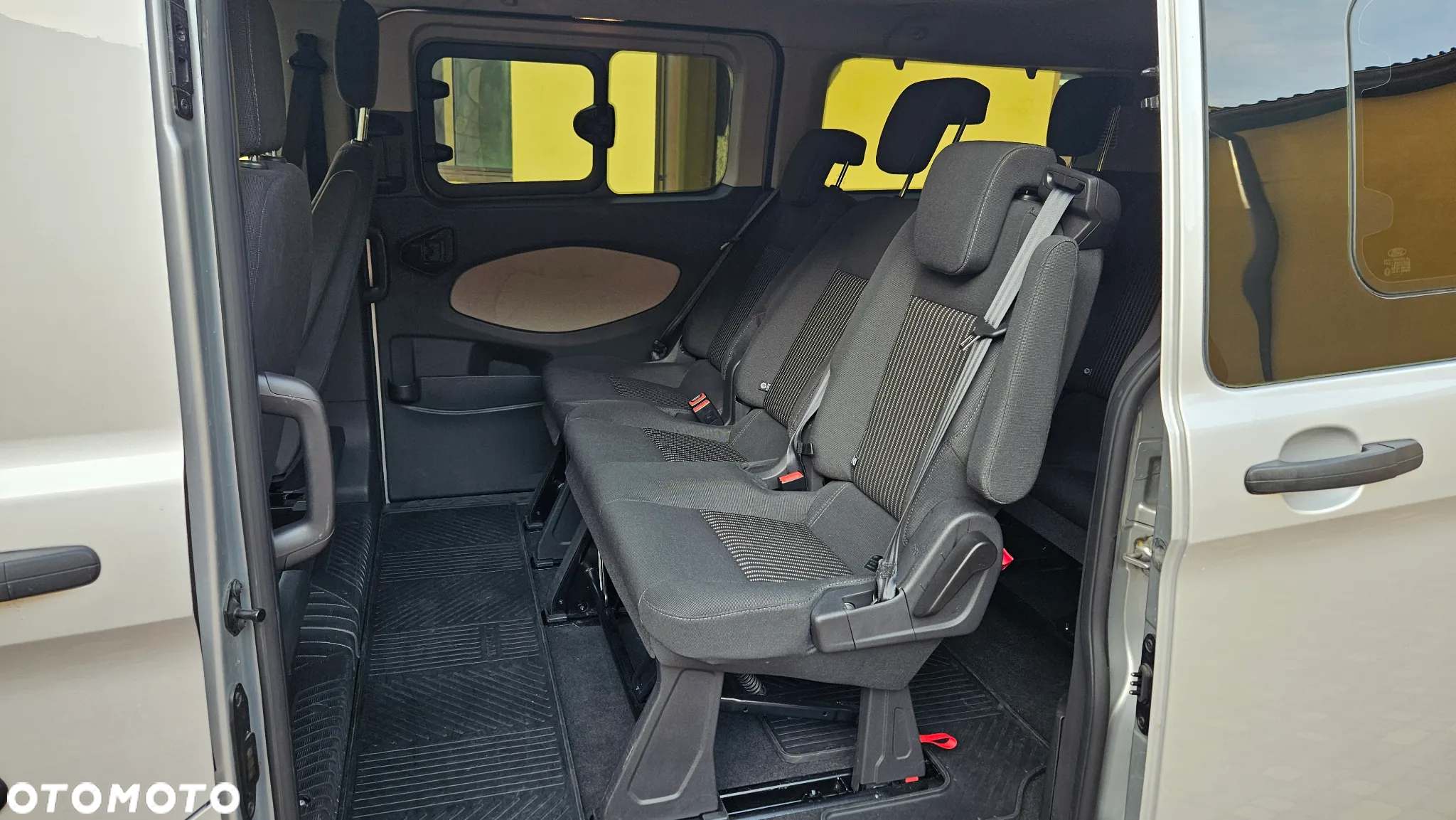 Ford Tourneo Custom - 12