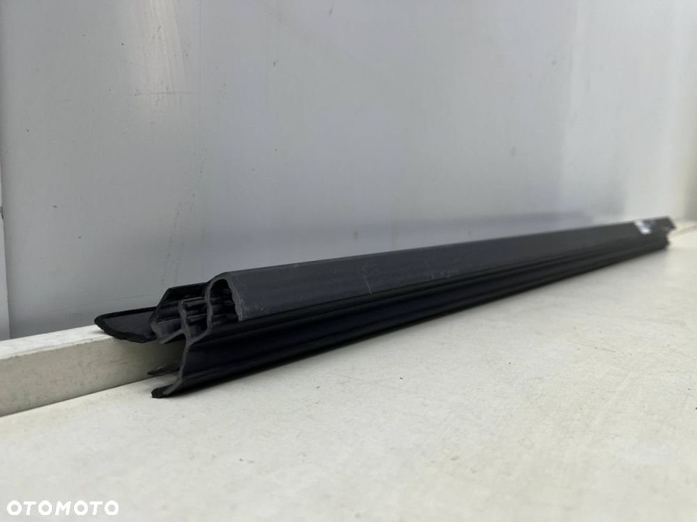 Listwa BMW 5 G30 G31 F90 17-24r. prawa przednia listwa zgarniająca wewnętrzna drzwi 7336960 - 2