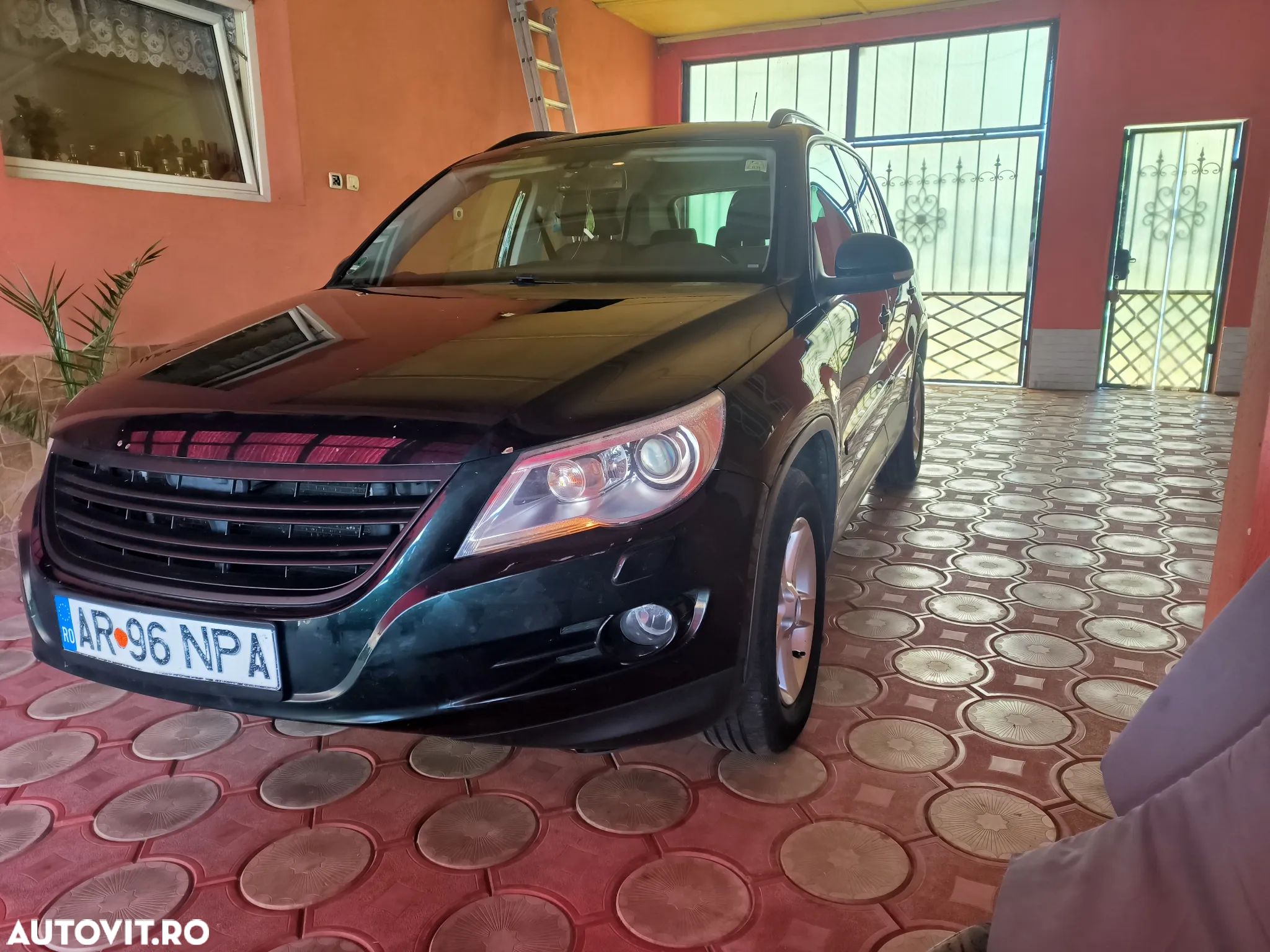 Volkswagen Tiguan - 1