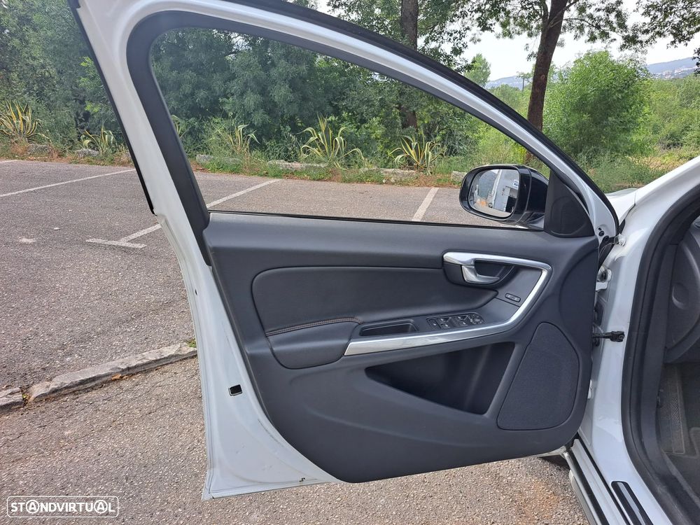 Volvo V60 Cross Country D4 Momentum - 11