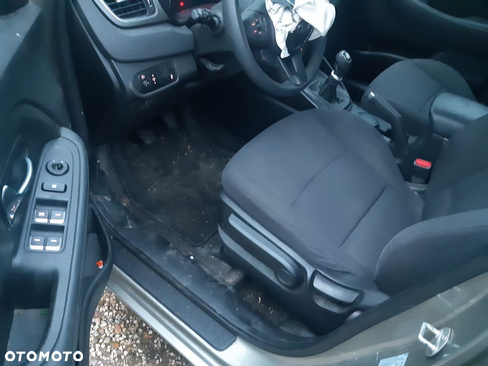 Kia Carens 1.6 GDI M - 11