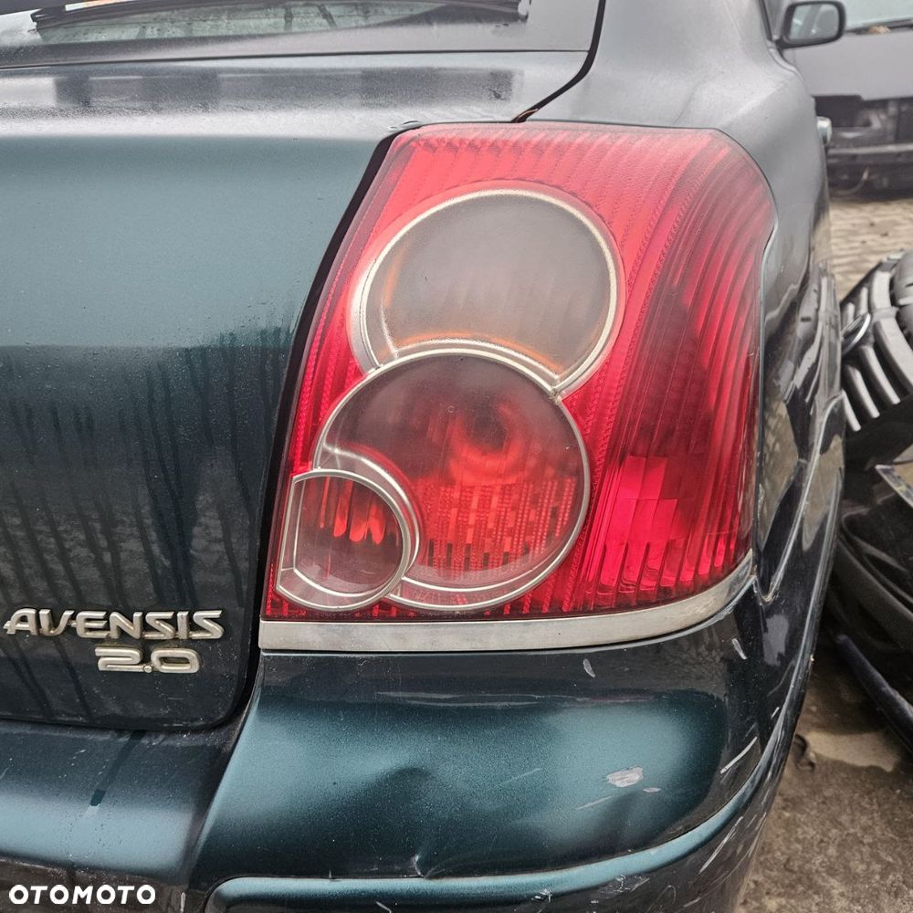 Lampy / lampa / tył prawa lewa /Toyota Avensis T25 HB - 2