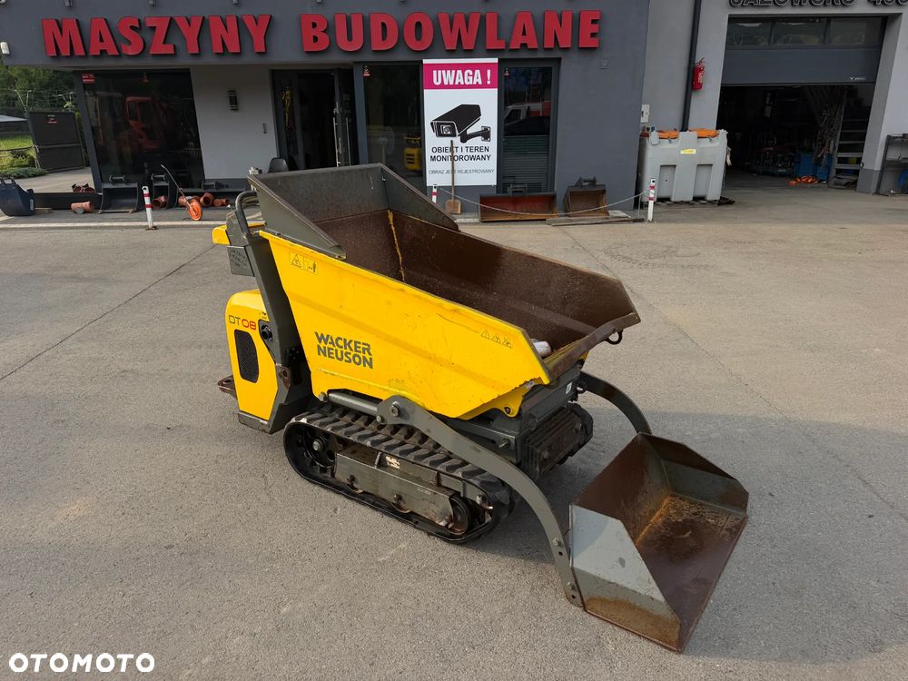 Wacker Neuson DT08 Diesel! Wozidło Samo-załadowcze 1 tona ładowność.  silnik YANMAR Kiprowanie i załadunek  własny HYDRAULICZNY. Wywrotka do specjalistycznych zadań. Bardzo mała wielkościowo a szybka i wydajna! Odpala na Kluczyk. Wywrotka sprowadzona z Norwegii z Urzędu komunalnego. Badzo zadbana maszyna bez luzów i wycieków. OKAZJA TANIO. Podest do jazdy. Perfekcyjny stan! 2017rok.  900 MTG - 5