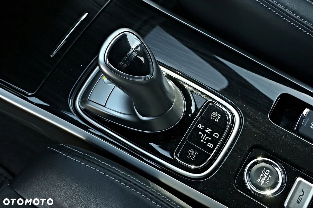 Mitsubishi Outlander - 32