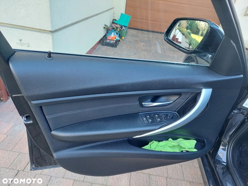 BMW Seria 3 318d DPF Touring Edition Sport - 30