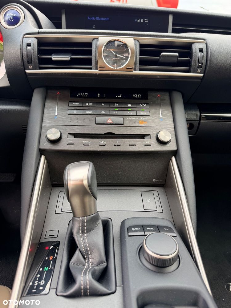 Lexus IS 300h Elegance - 11
