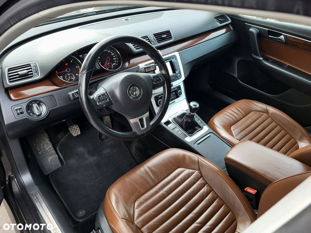 Volkswagen Passat - 12