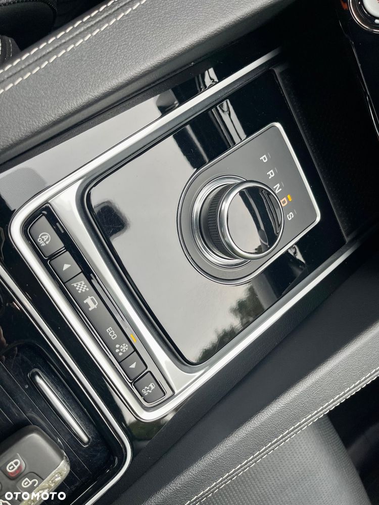 Jaguar F-Pace 25t AWD Portfolio - 21