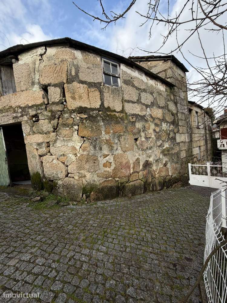 Casa Antiga / Ruína para Restaurar - Grande imagem: 2/23