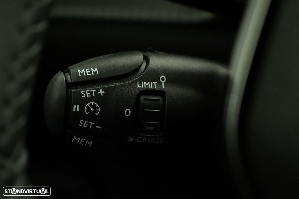 Peugeot 2008 1.2 PureTech Allure - 17