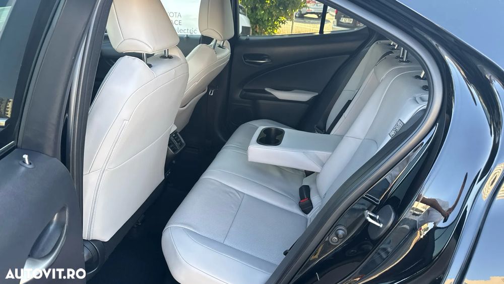 Lexus UX 250h FWD Executive - 38