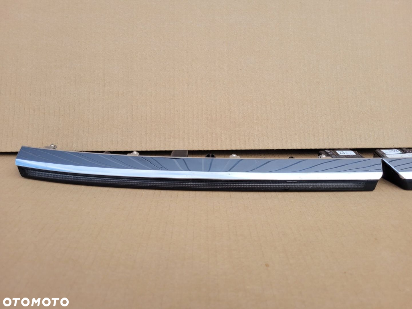 VW TIGUAN II ALLSPACE LISTWA LED GRILL PRAWA - 3