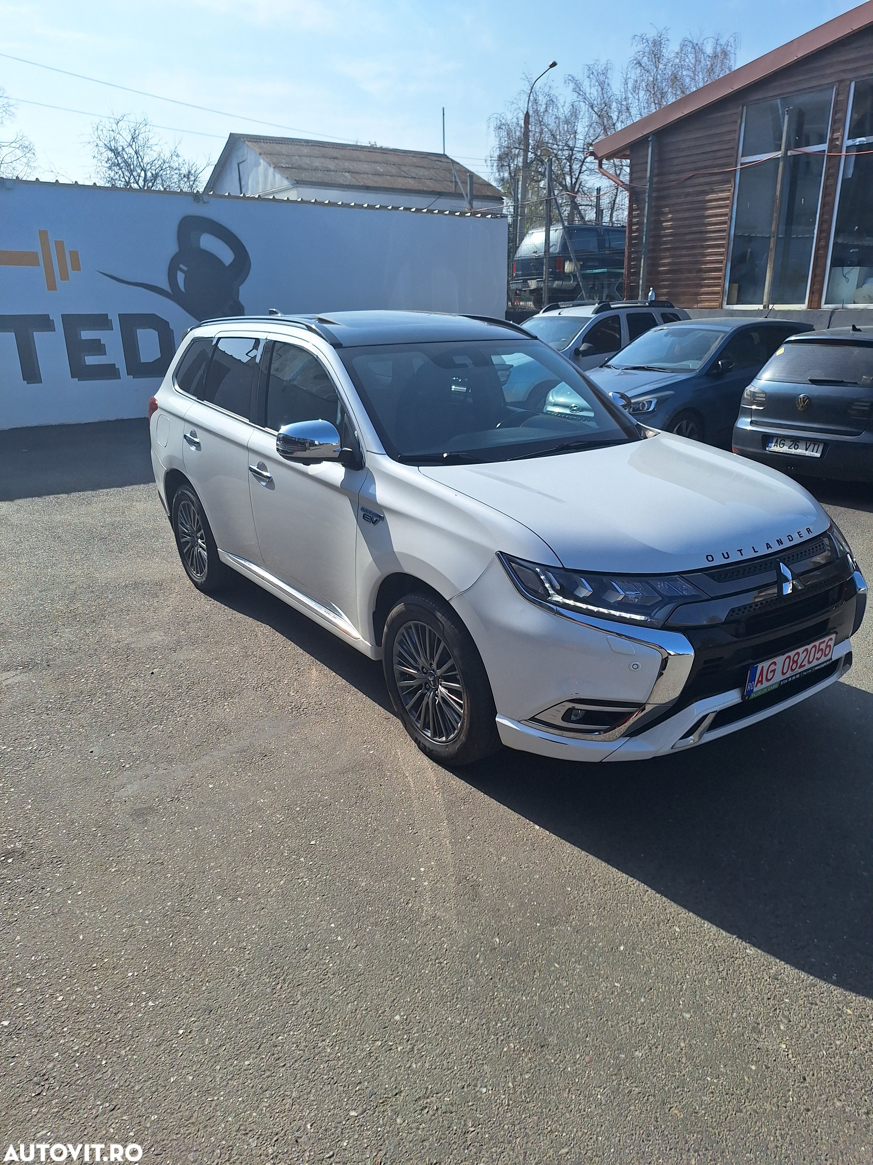 Mitsubishi Outlander 2.4 4WD Plug-In Hybrid Top - 1