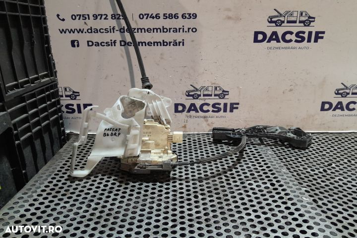 Broasca usa fata dreapta 3C1837016A 3C1837016A Volkswagen VW Passat B - 1
