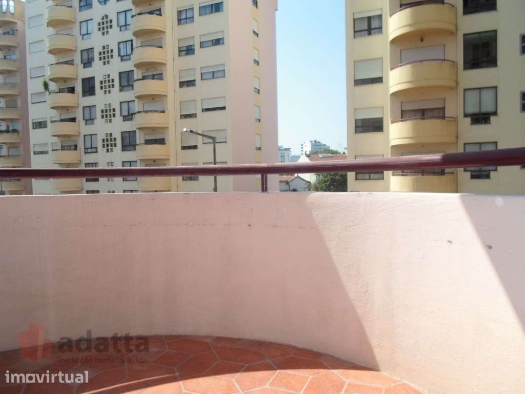 APARTAMENTO T1 NÃO MOBILADO E SEM COZINHA EQUIPADA. Junto a Rua do ... - Grande imagem: 3/16