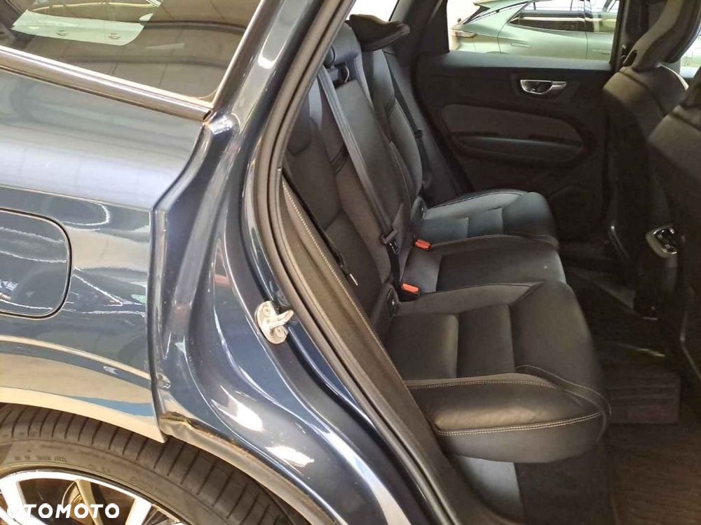 Volvo XC 60 B4 D AWD Ultimate Dark - 5
