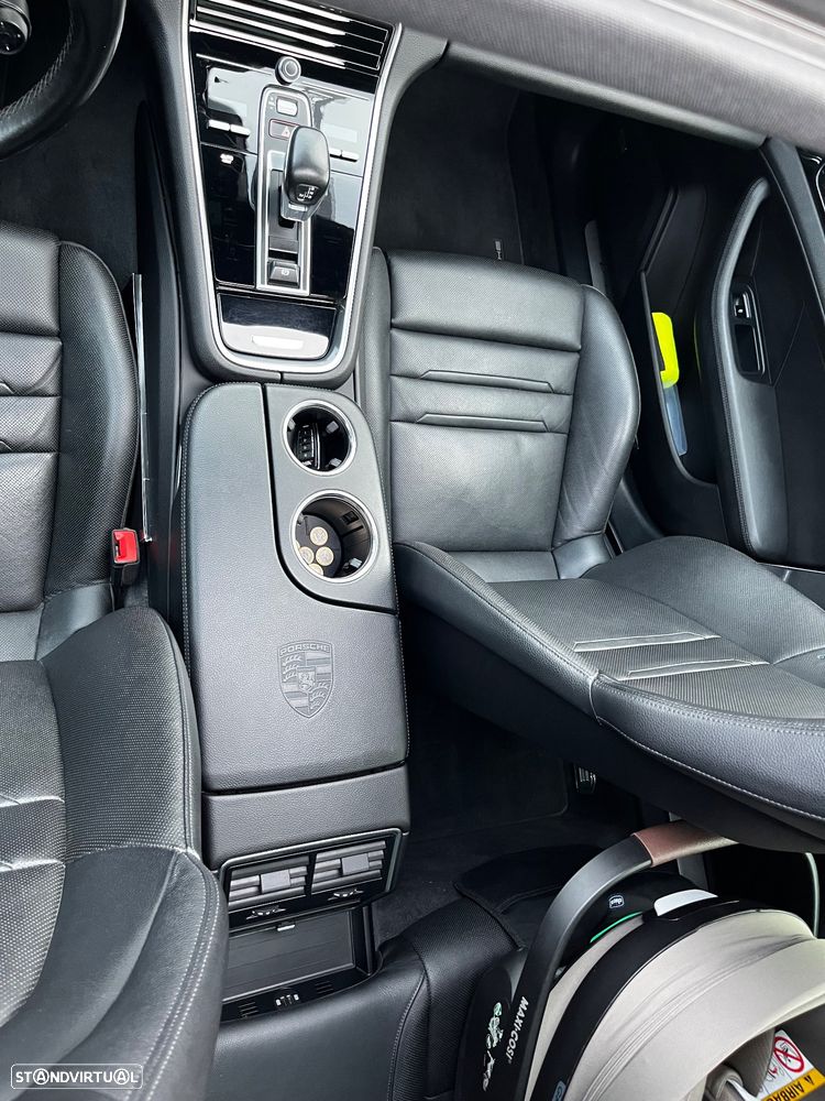 Porsche Panamera 4 E-Hybrid 10 Years Edition - 29