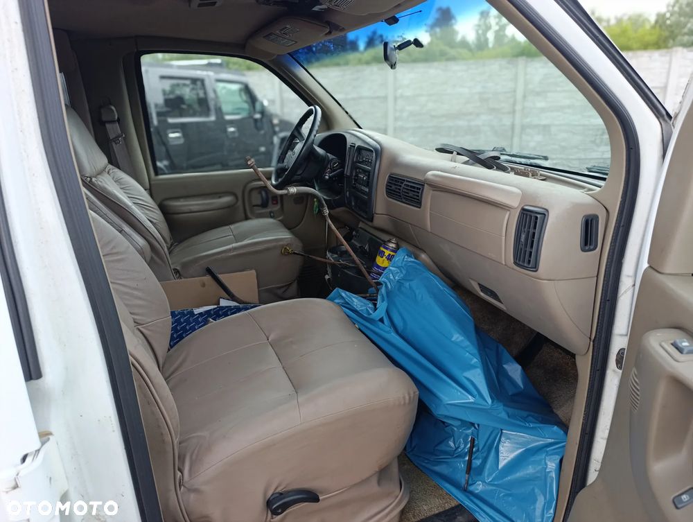 Chevrolet Express - 11