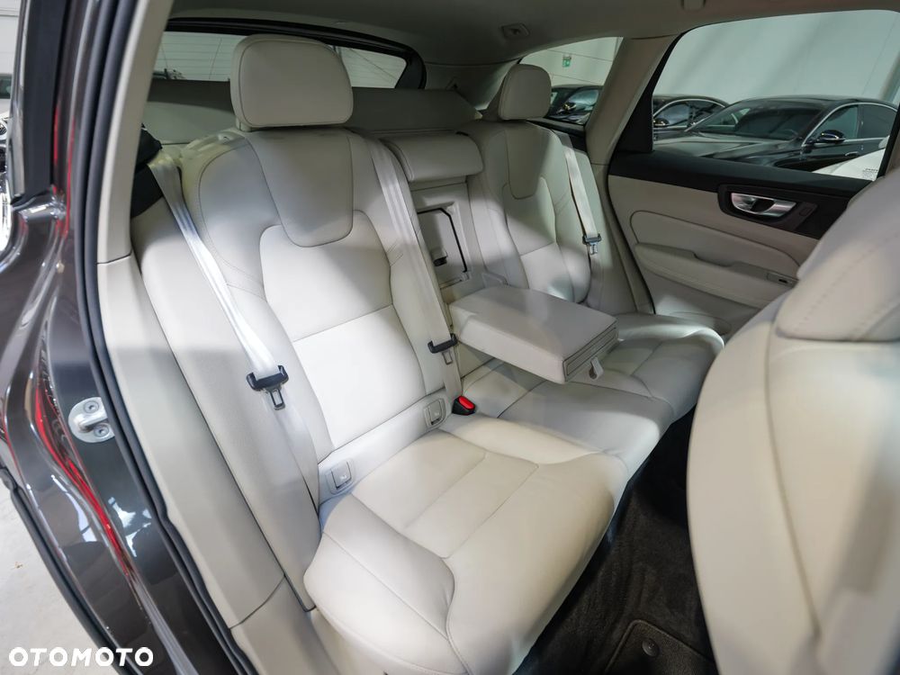 Volvo XC 60 B4 D AWD Plus Dark - 20