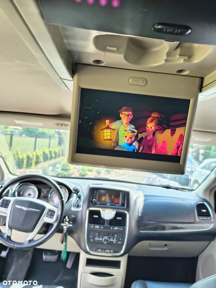 Chrysler Town & Country - 8