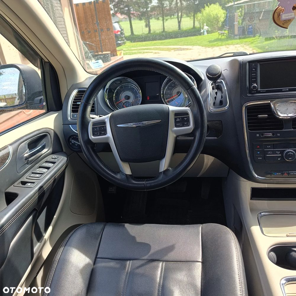 Chrysler Town & Country - 7