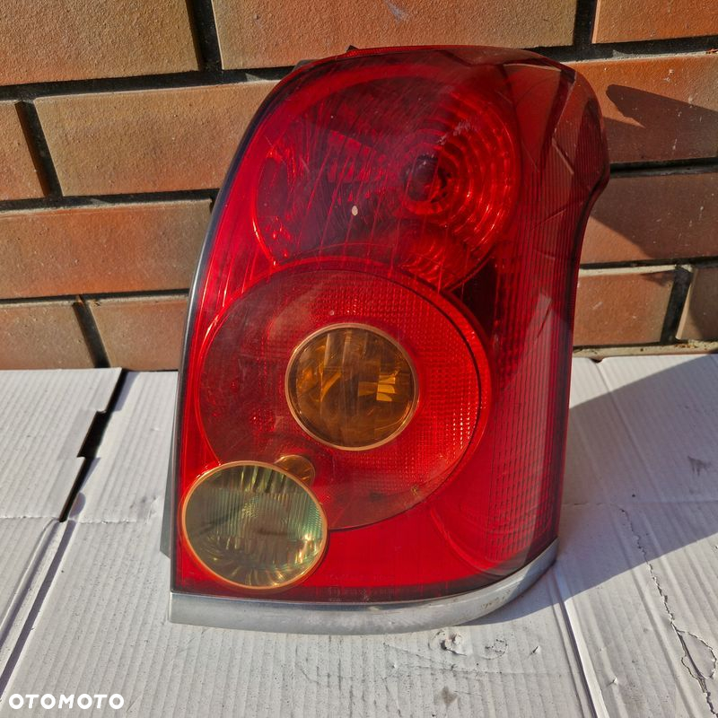 Lampa prawa tylna Toyota Avensis T25 kombi - 4