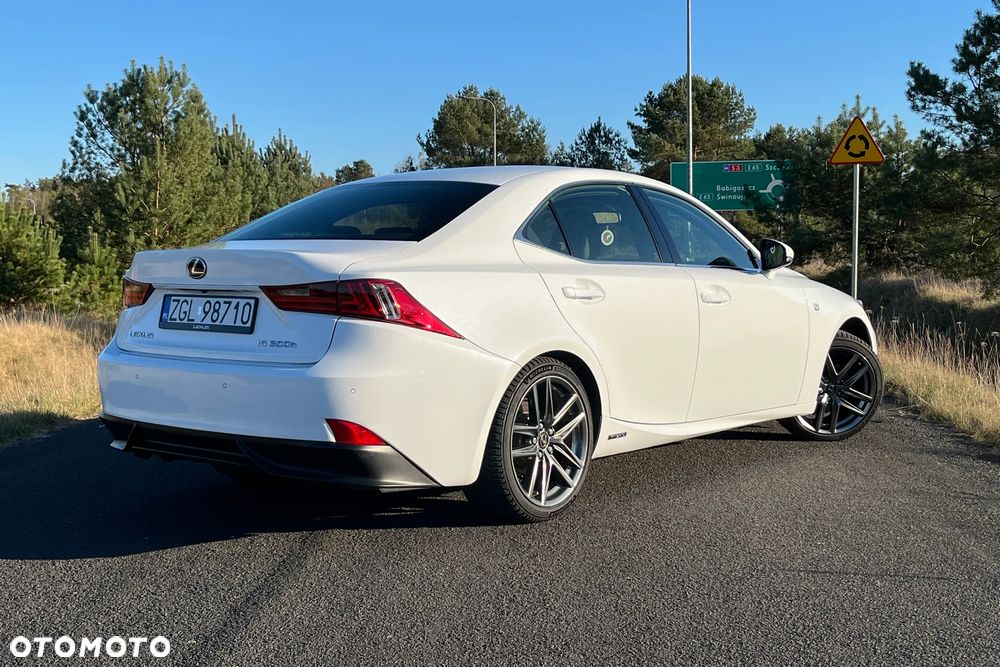 Lexus IS 300h F Sport - 2