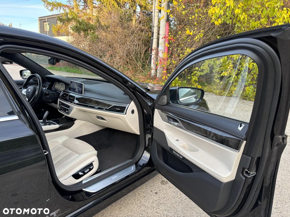 BMW Seria 7 750Li xDrive - 33