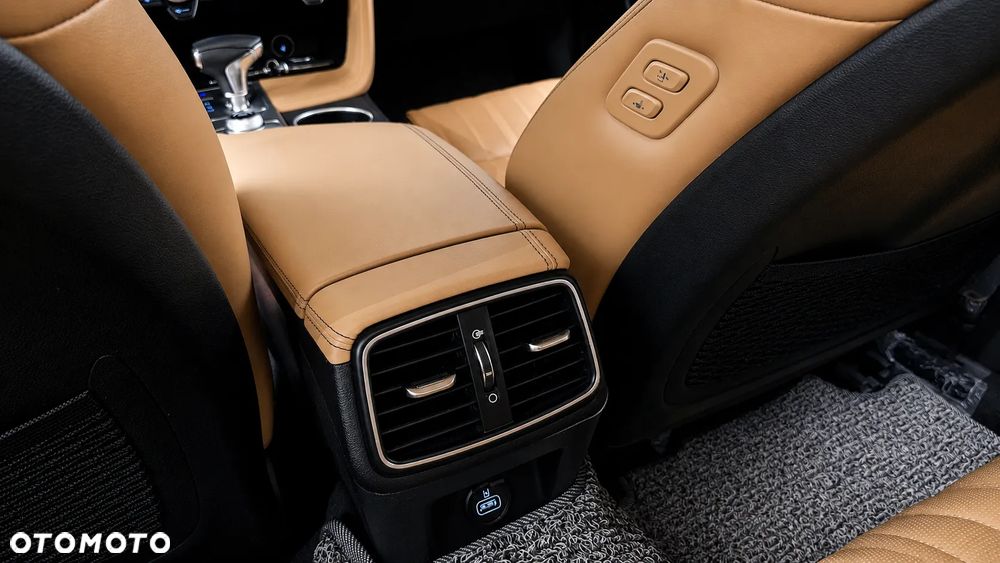 Genesis G70 2.0T Plus AWD 8AT Luxury - 27