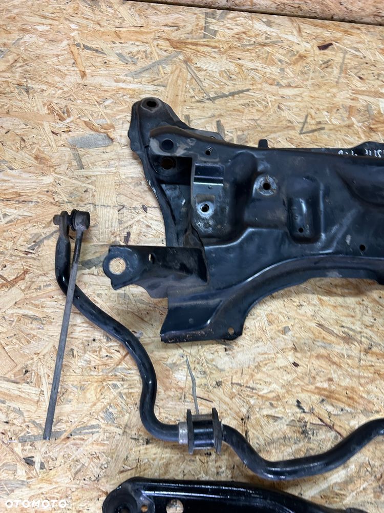 Toyota Yaris III sanki kołyska  wózek bez rdzy trawers 2011-2019 belka zawieszenia - 4