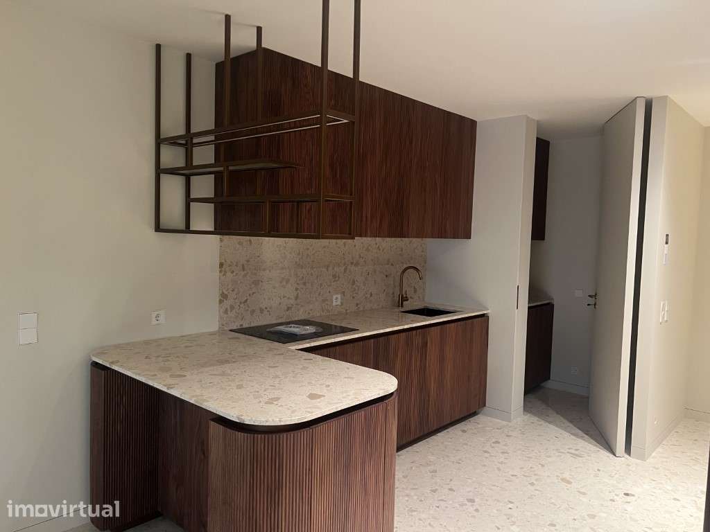 Apartamento T2 Novo com Varandas e Box para 2 Viaturas na Foz - Grande imagem: 3/9