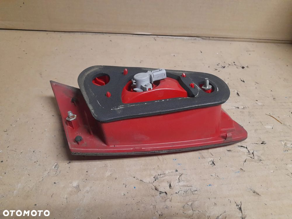 Alfa Romeo 147 - lampa tylna prawa w klapę - 3