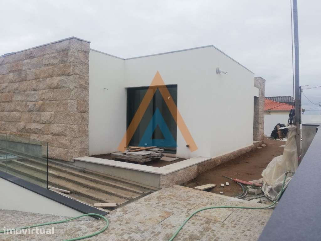 Moradia Moderna T3+1 com Piscina e Excelente Localização em São Fél... - Grande imagem: 2/20