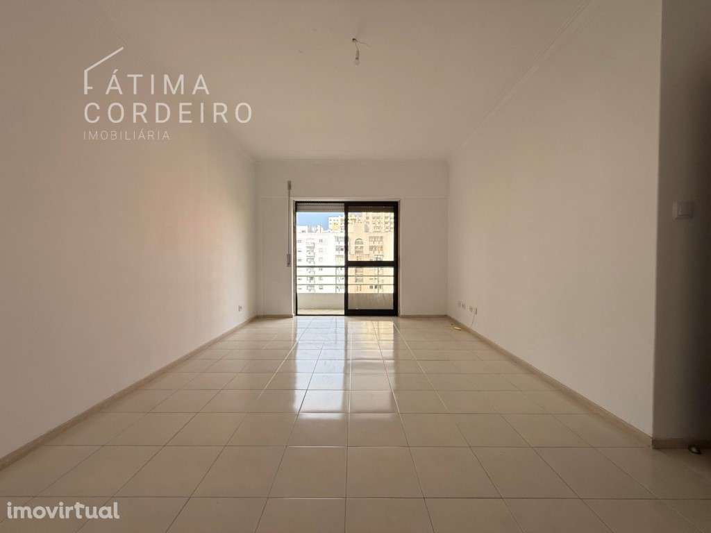 T1 situado na Rua Ramiro Ferrão - Grande imagem: 3/19