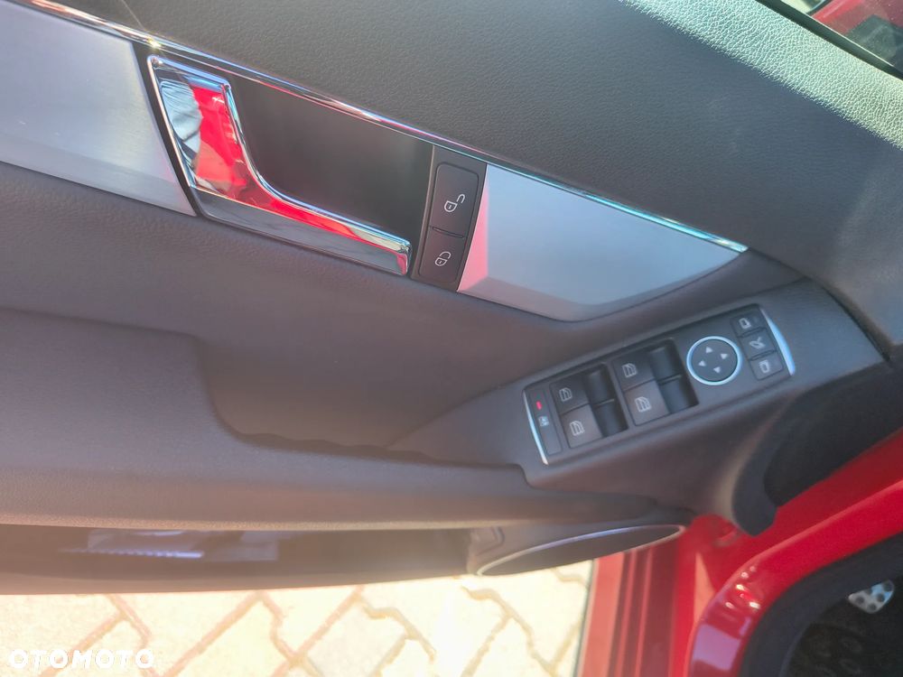 Mercedes-Benz Klasa C 250 CGI BlueEff Avantgarde - 39