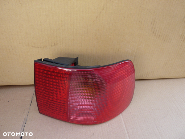 AUDI A8 D2 LIFT LAMPA PRAWY TYŁ BŁOTNIK 4D0945096