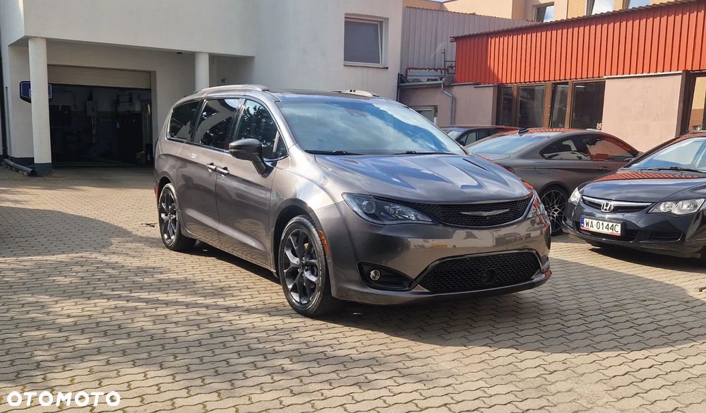 Chrysler Pacifica - 36