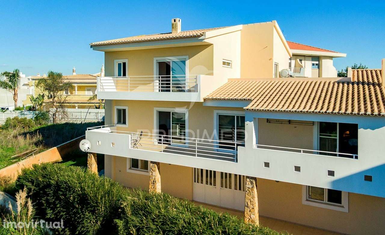 Moradia T4 mais 3 apartamentos para investimento em lote de 918m2 - Grande imagem: 2/35