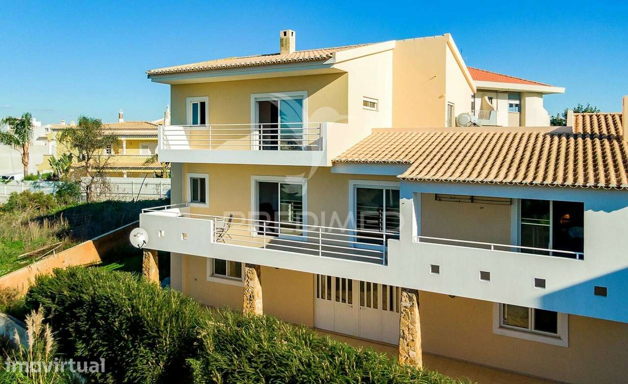 Moradia T4 mais 3 apartamentos para investimento em lote de 918m2 - Grande imagem: 2/35