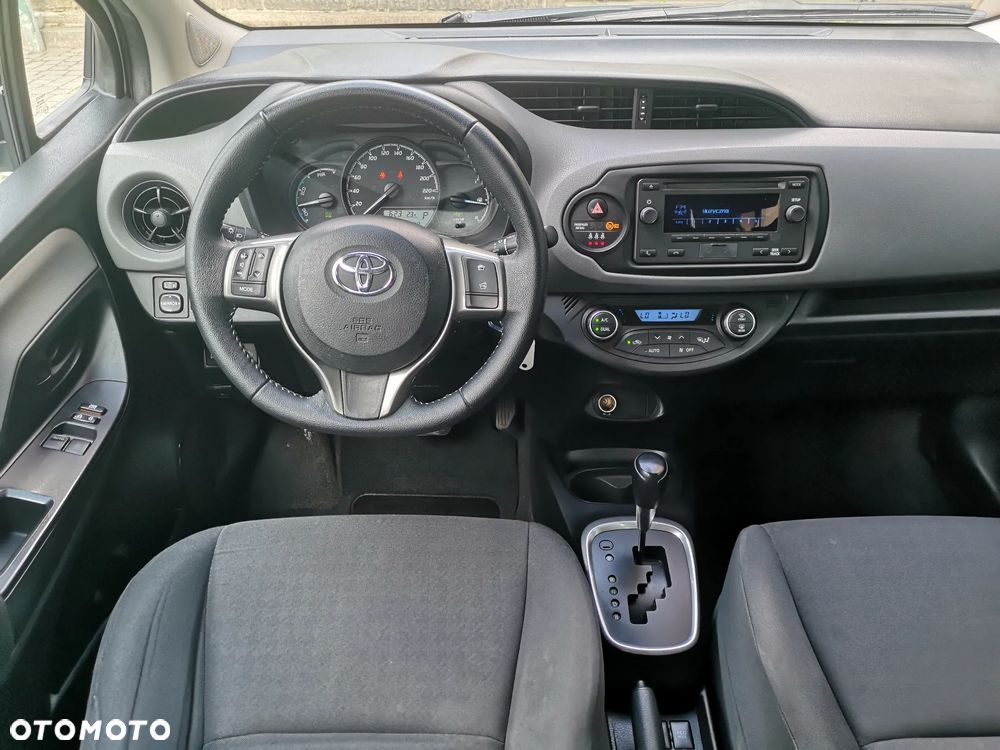 Toyota Yaris Hybrid 100 Sol - 13