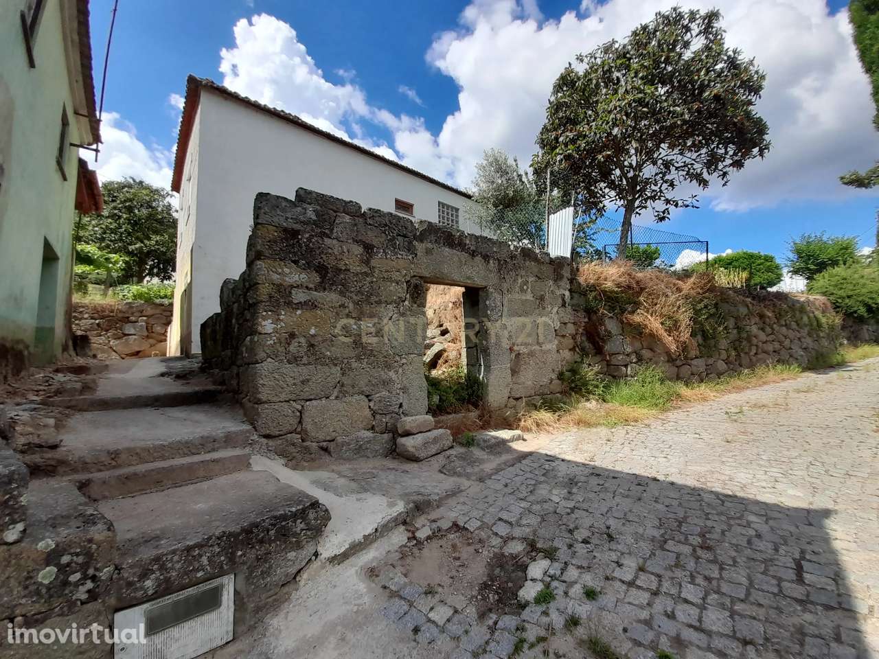 Ruína de pedra para reconstrução no centro de Tresouras, Baião, Porto - Grande imagem: 2/6