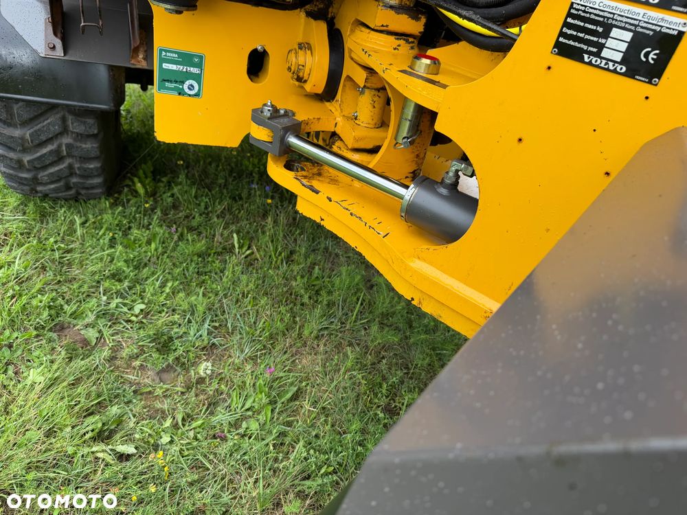 Volvo L25F Ładowarka Kołowa łamana 2015 rok. Jak Nowa! Oryginał łyżka i widły. Mocny silnik 4 cylindry. Zero luzów i wycieków. Aktualne Badania DEKRA BMWT. Wielka Okazja. Maszyna jak nowa z Salonu. 2600 mtg. Pochodzi z Norweskiego urzędu gminy. Dodatkowe linie Hydrauliczne. Szybka wolna Jazda Rewers Hydrostatic. Wersja Norwesk Mocne doświetlenie dodatkowe grzanie. kabina Ogrzewana wentylowana! Zmiana Osprzętu Hydrauliczna! pełne sterowanie z dżojstika! Opony jak Nowe. Podzespoły pomy suche, czytelne tabliczki! OKAZJA - 26