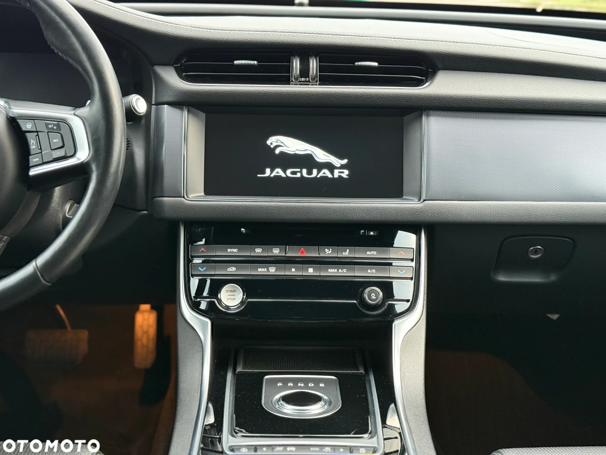 Jaguar XF 2.0 i4D R-Sport - 32