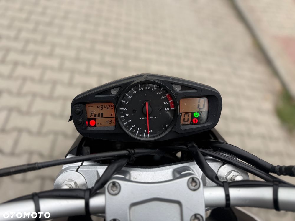 Suzuki GSR - 29