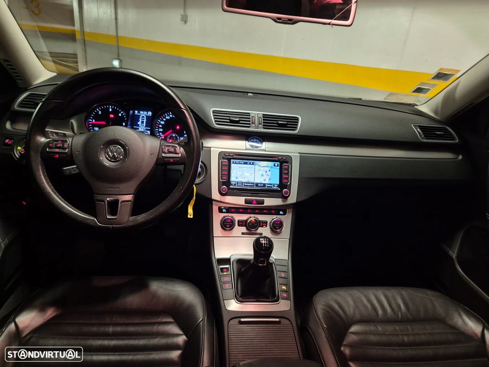 VW Passat 2.0 TDI BlueMotion Highline - 29