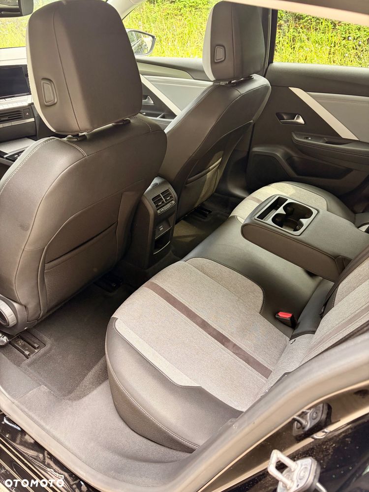 Opel Astra 1.2 T Elegance S&S - 10