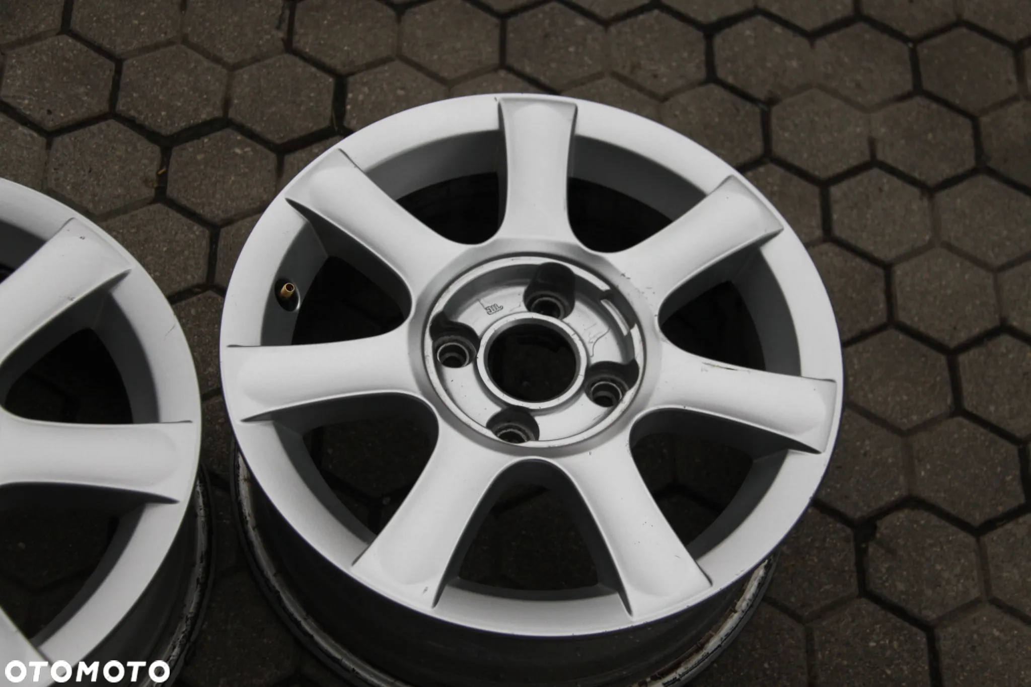 Felga Aluminiowa  Peugeot 9649523180 6J15 ET 27 4x108 - 2