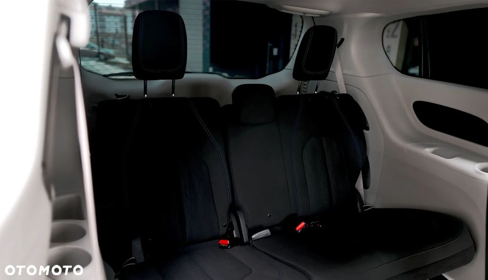 Chrysler Pacifica - 25